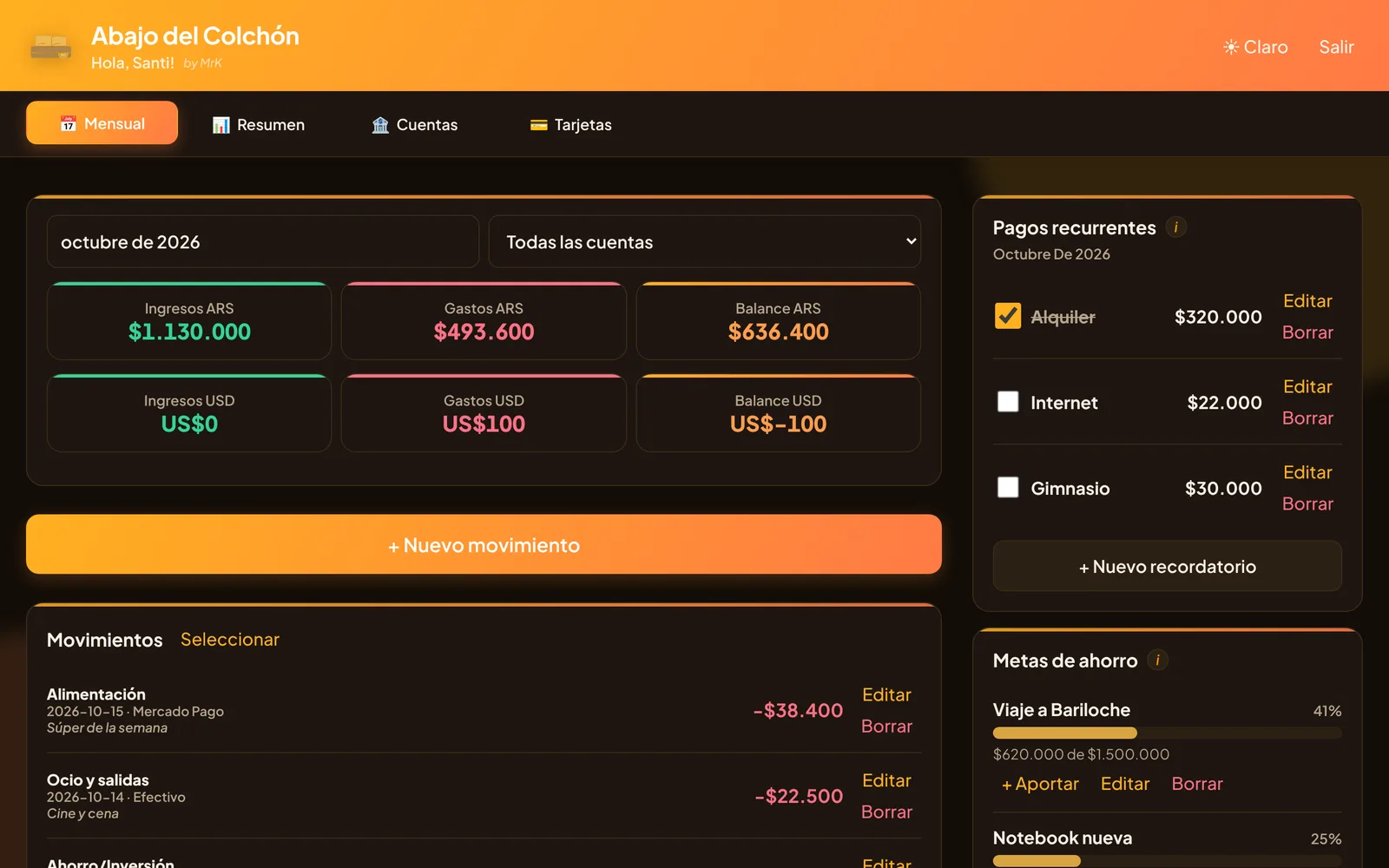 Vista mensual de Abajo del Colchón con ingresos, gastos y balance en pesos y dólares, pagos recurrentes y metas de ahorro (datos de ejemplo).